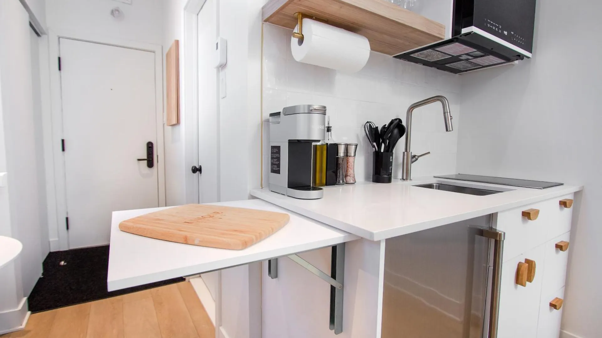 Studio #6 - Self Check-In - Plateau - St-Denis Montreal