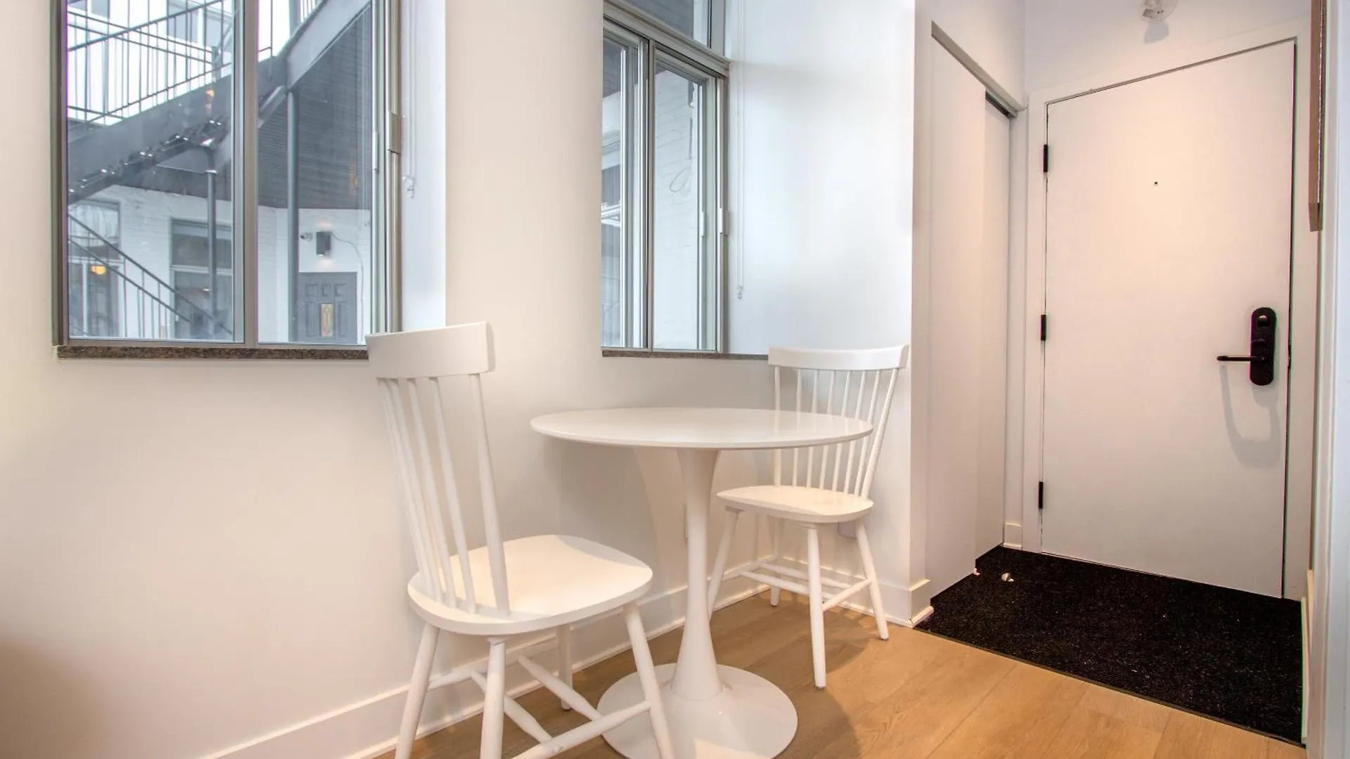 Apartment Studio #6 - Self Check-In - Plateau - St-Denis Montreal Canada