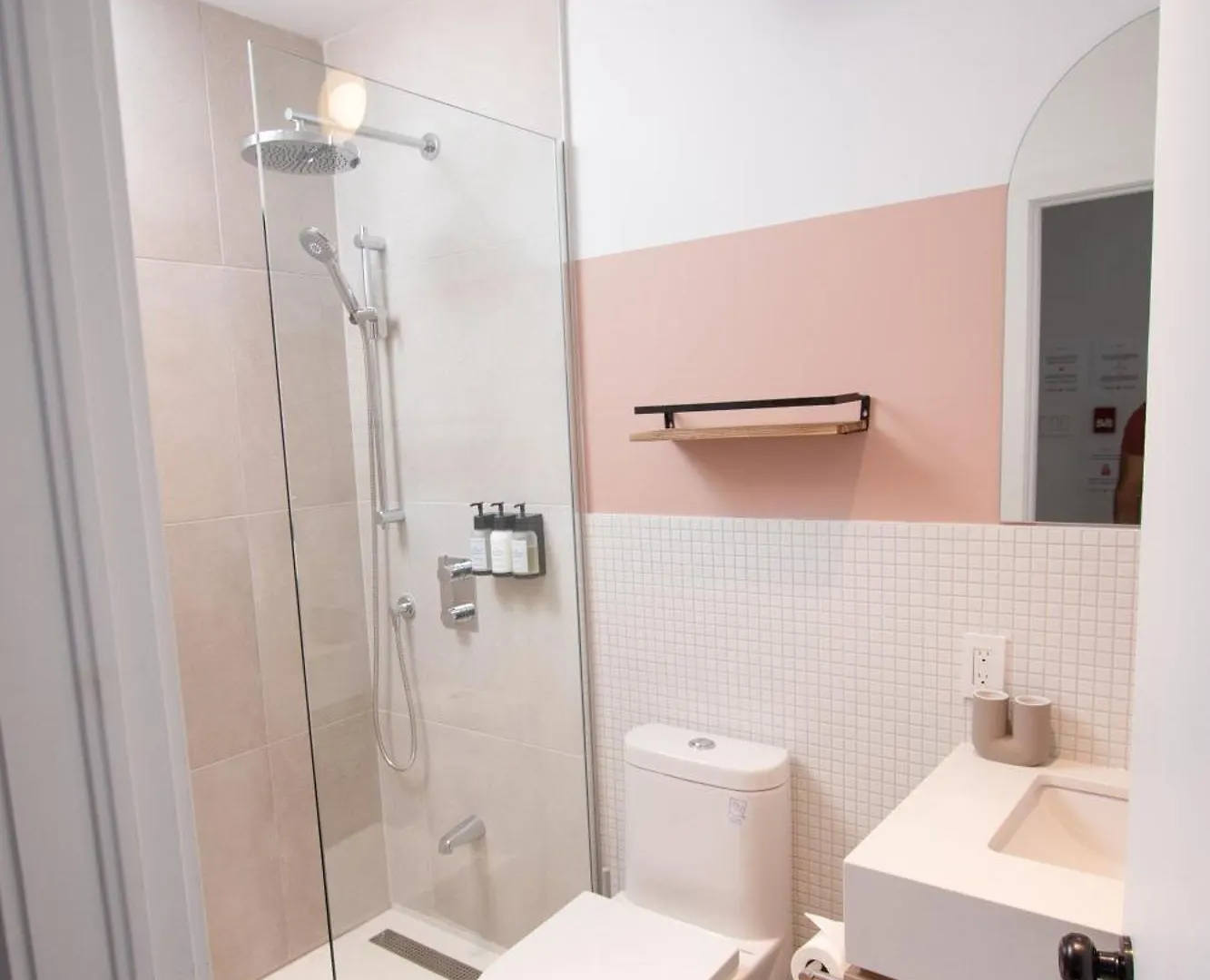 Apartment Studio #6 - Self Check-In - Plateau - St-Denis Montreal Canada